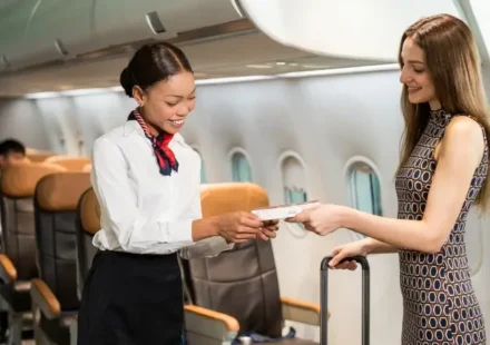 fluggast schlägt stewardess