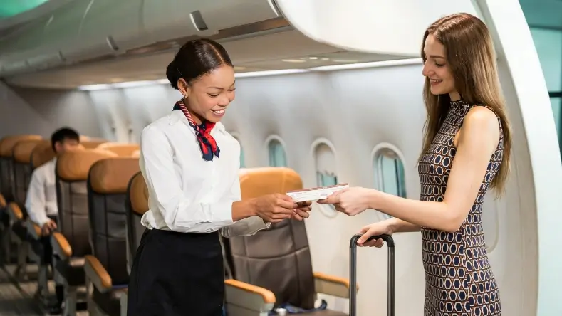 fluggast schlägt stewardess