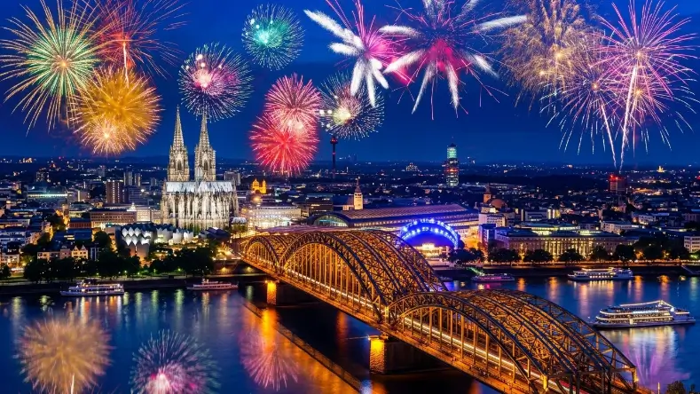 Kölner Lichter 2026: Feuerwerk, Drohnenshow und die besten Plätze am Rhein kölner lichter feuerwerk