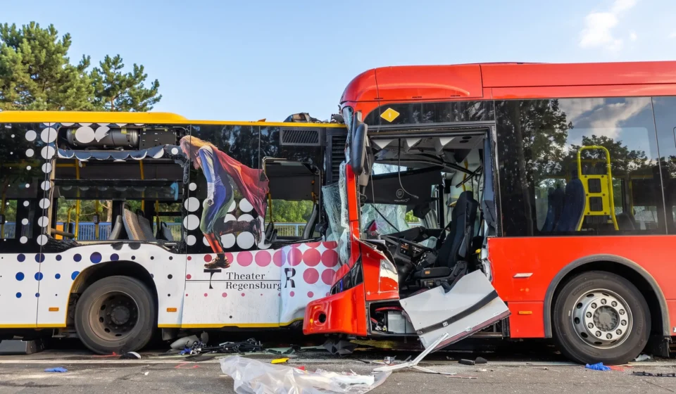 Busunfall 2026: Was Betroffene jetzt wissen müssen – Haftung, Entschädigung & Erste-Hilfe busunfall